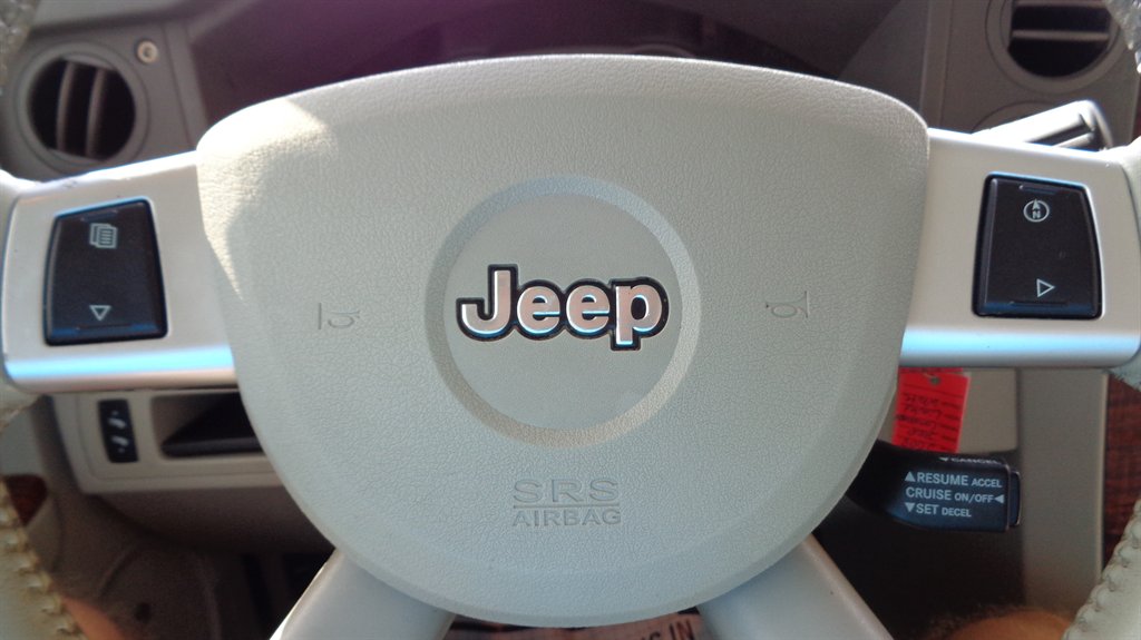 2008 Jeep Commander - $10,999