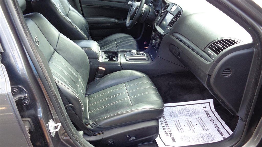 2016 Chrysler 300 - $18,499