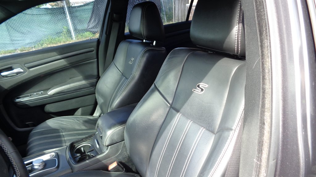 2016 Chrysler 300 - $18,499