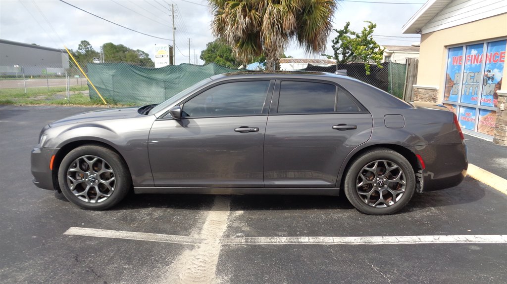 2016 Chrysler 300 - $18,499