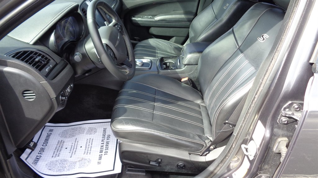 2016 Chrysler 300 - $18,499