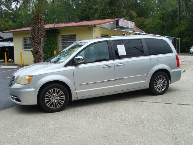 The 2011 Chrysler Town & Country Limited photos