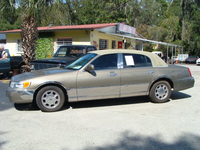 2001 LINCOLN Town Car Sedan - $3,995