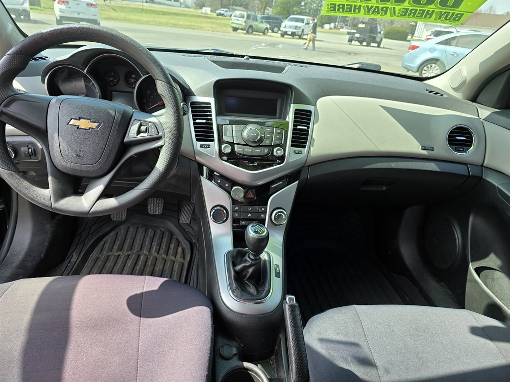 2014 Chevrolet Cruze LS Manual photo