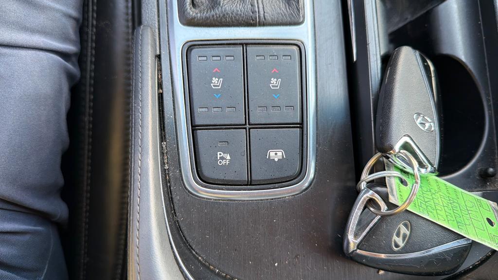 2015 Hyundai Azera - $11,995