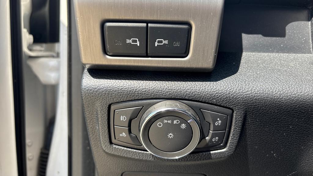 2016 Ford F150 Platinum photo