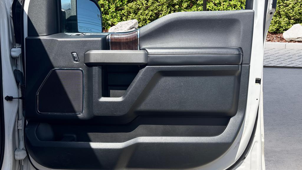 2016 Ford F150 Platinum photo