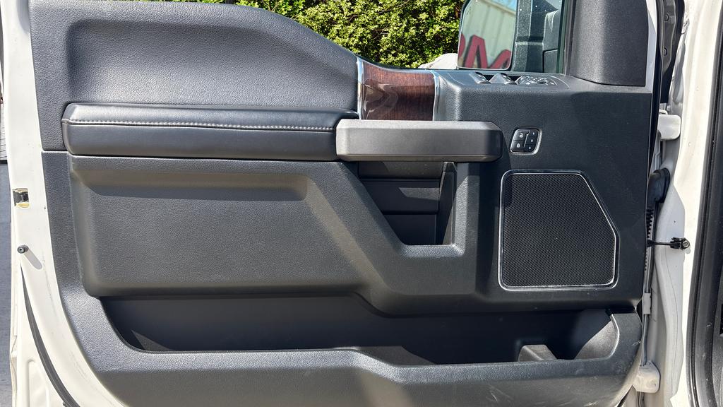 2016 Ford F150 Platinum photo