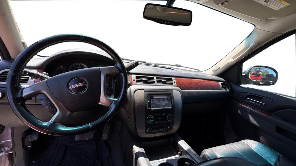 2013 GMC Yukon XL SLT 1500 photo