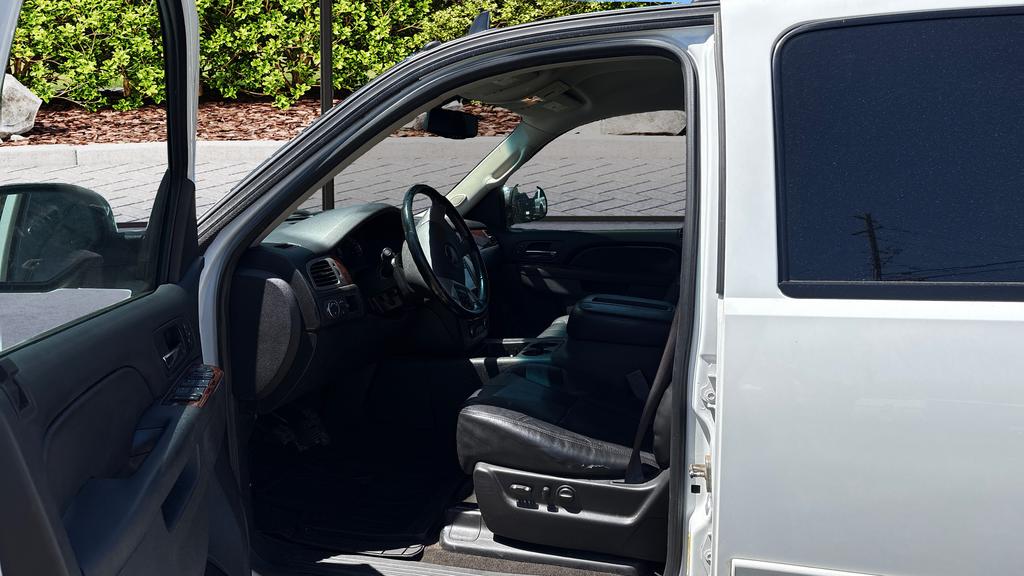 2013 GMC Yukon XL SLT 1500 photo