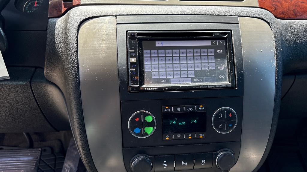 2013 GMC Yukon XL SLT 1500 photo