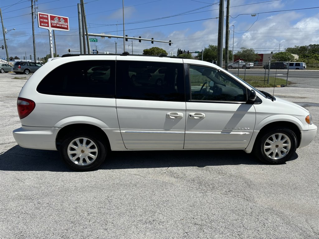 The 2001 Chrysler Town & Country LXi photos