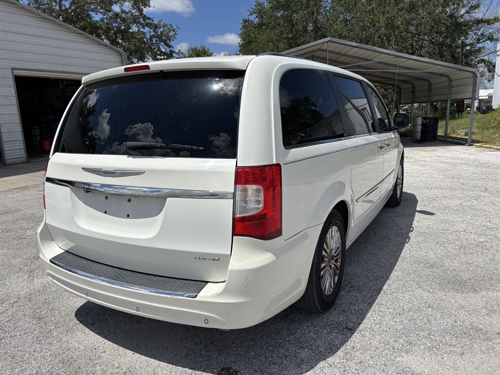 2011 Chrysler Town And Country - $12,950