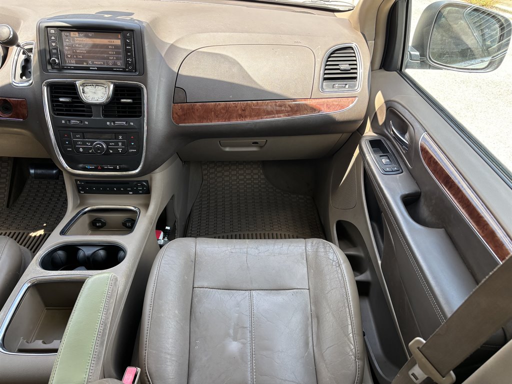 2011 Chrysler Town And Country - $12,950