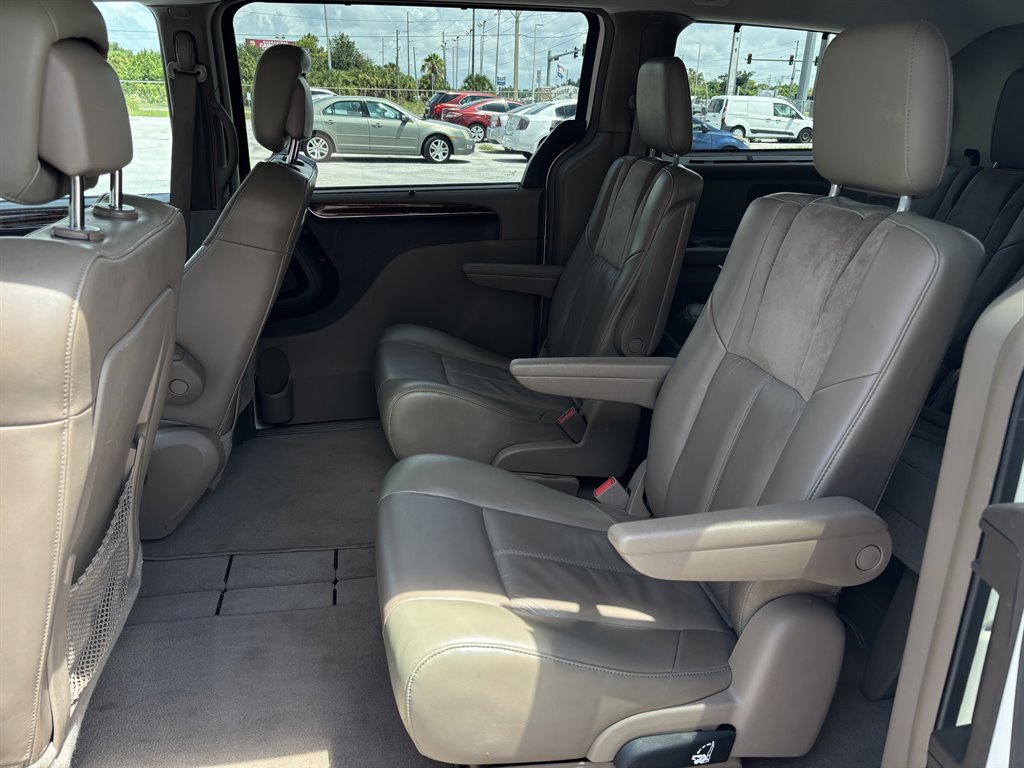 2011 Chrysler Town And Country - $12,950