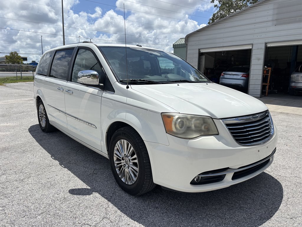 2011 Chrysler Town And Country - $12,950