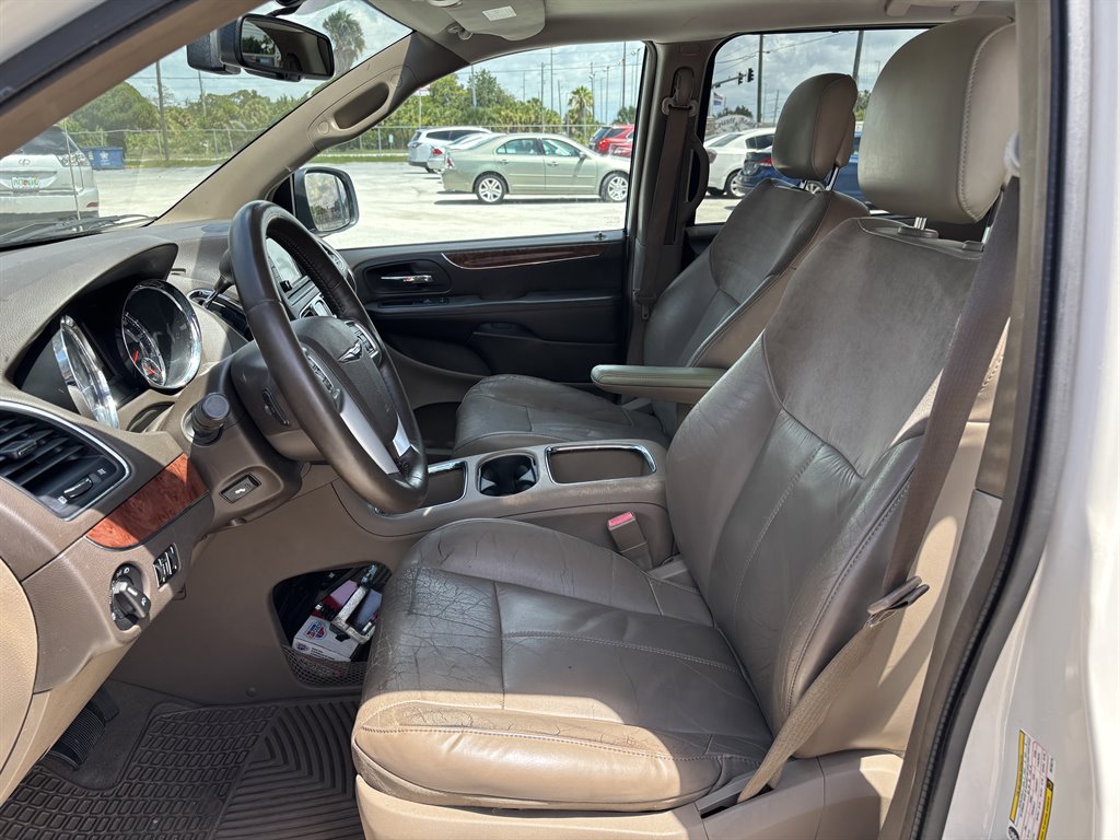 2011 Chrysler Town And Country - $12,950