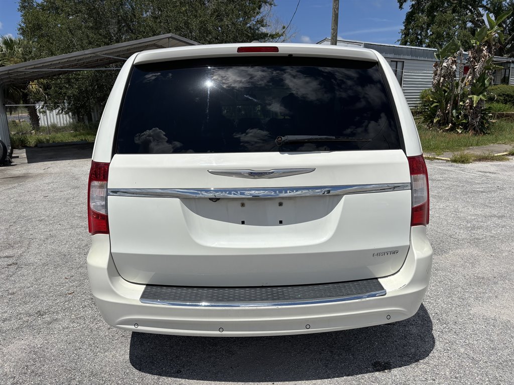 2011 Chrysler Town And Country - $12,950