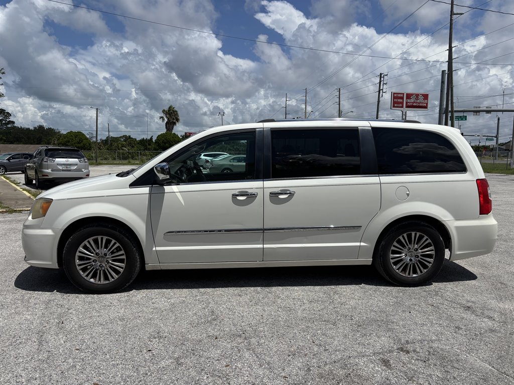 2011 Chrysler Town And Country - $12,950