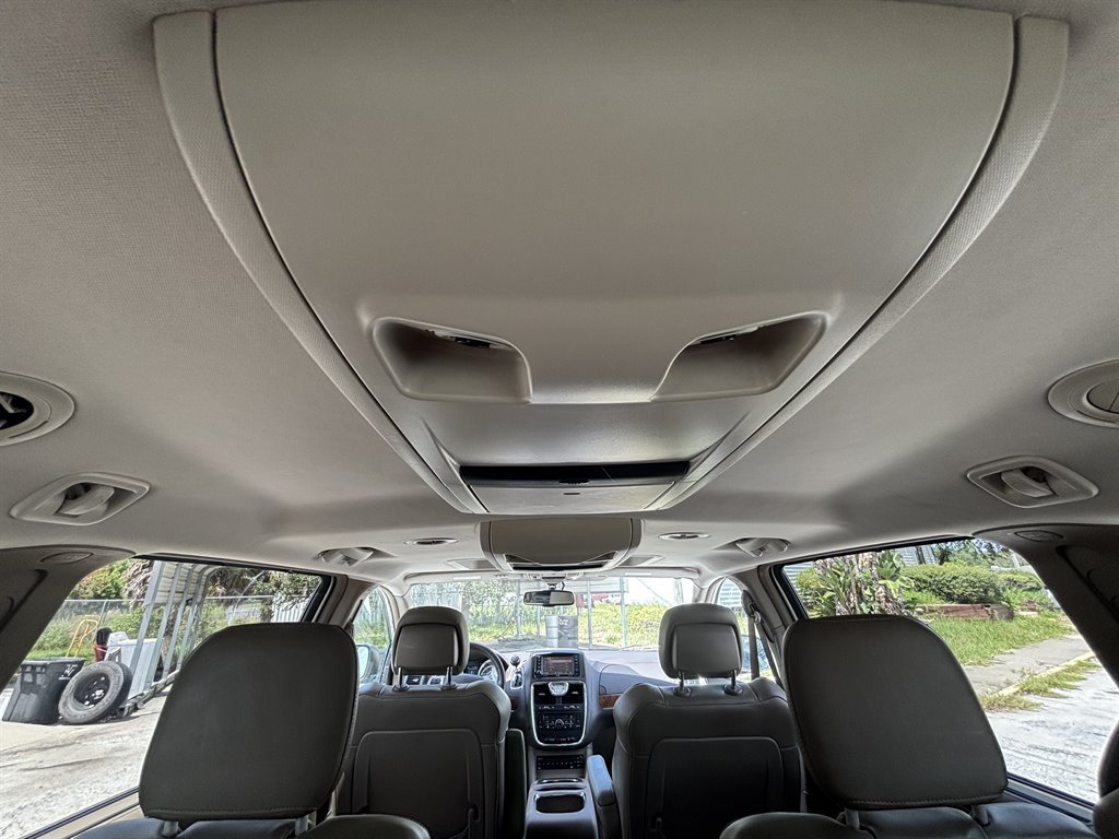 2011 Chrysler Town And Country - $12,950