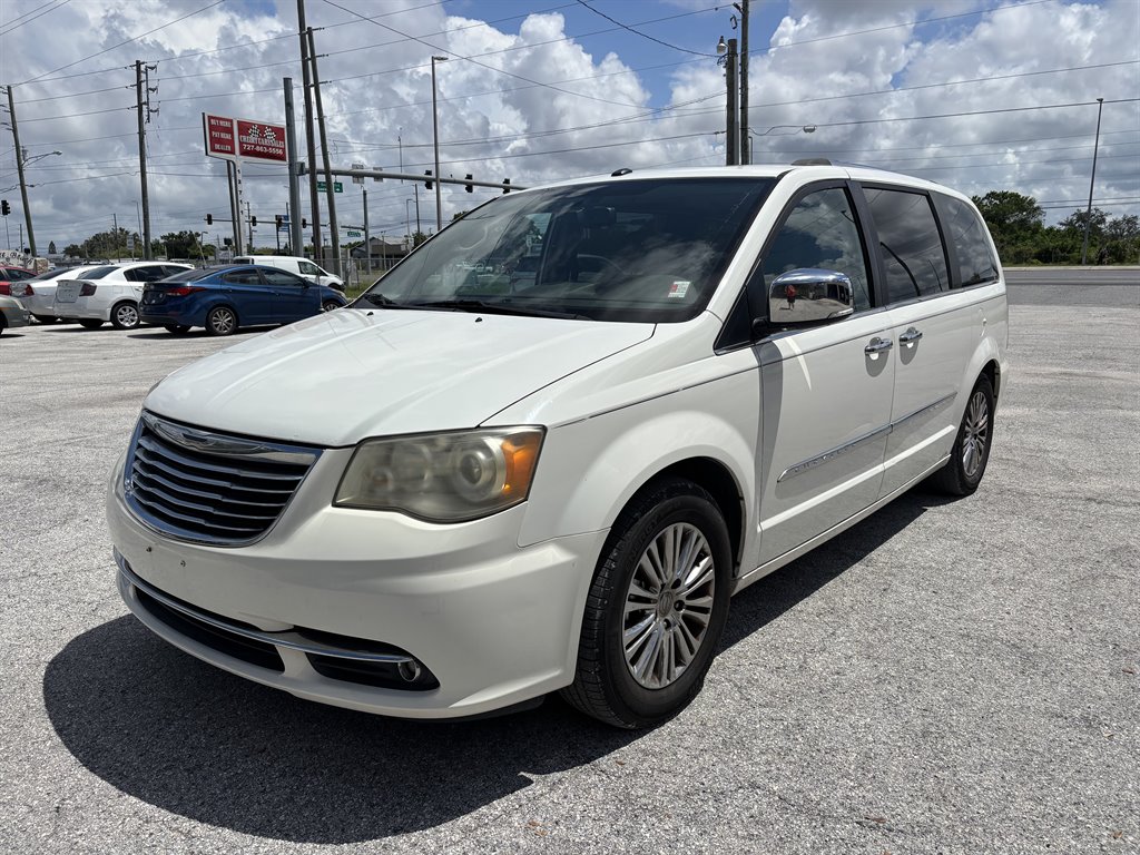 2011 Chrysler Town And Country - $12,950