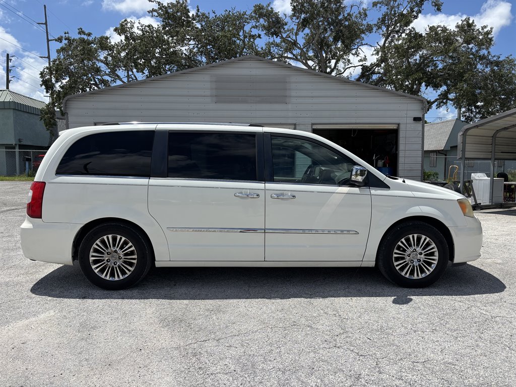 2011 Chrysler Town And Country - $12,950