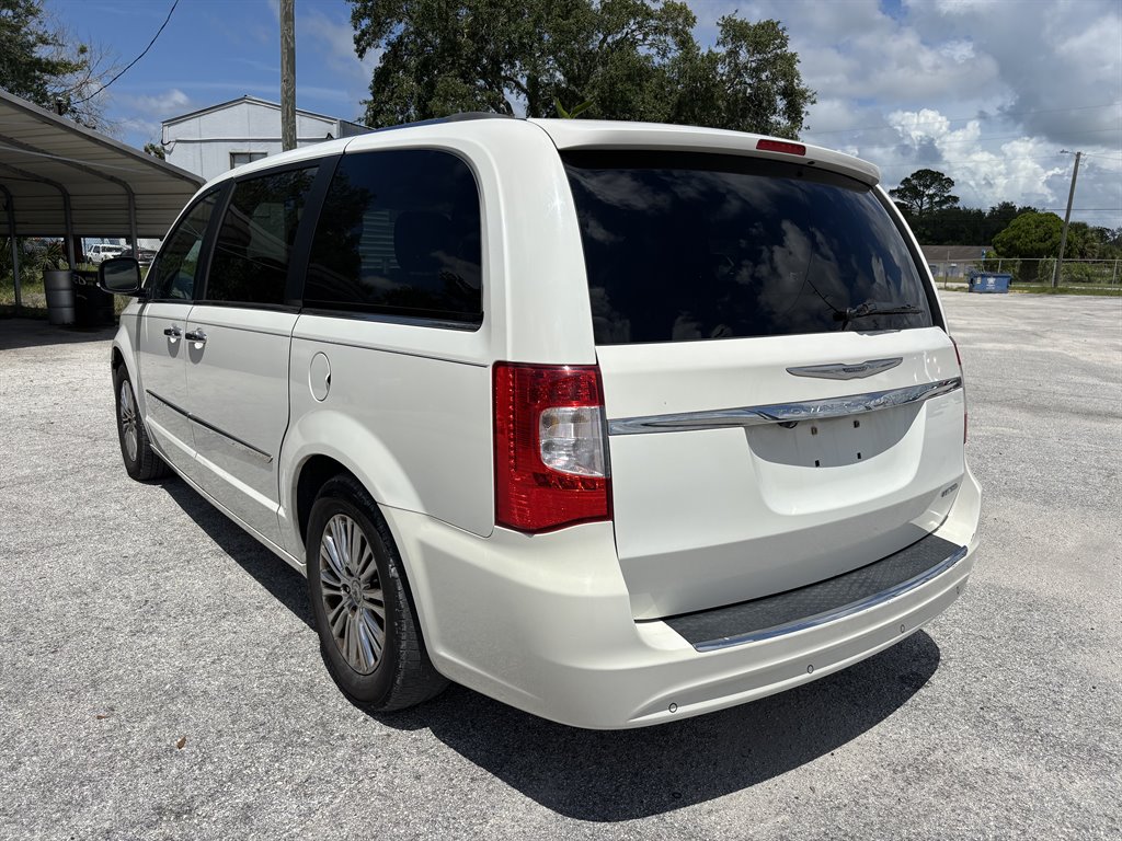 2011 Chrysler Town And Country - $12,950