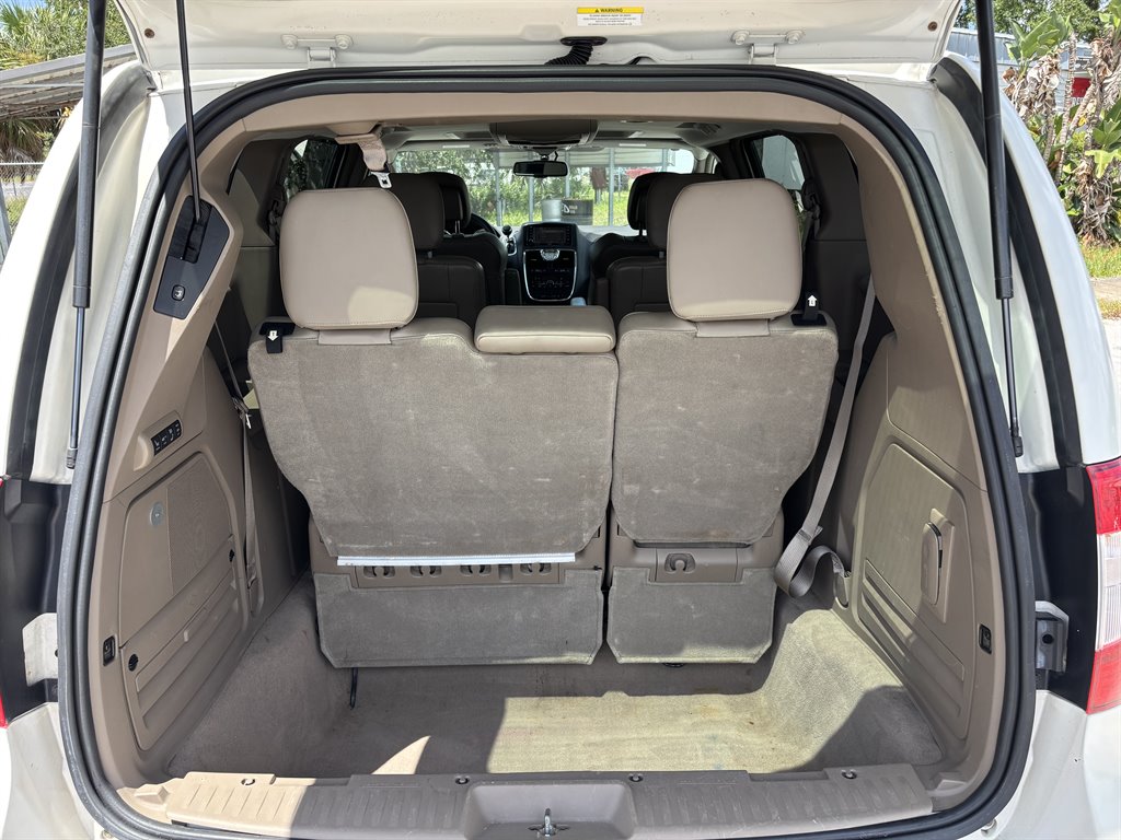 2011 Chrysler Town And Country - $12,950