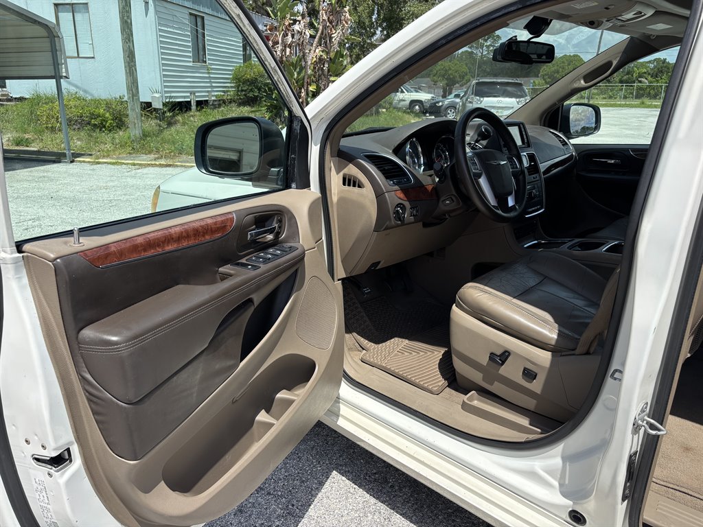 2011 Chrysler Town And Country - $12,950