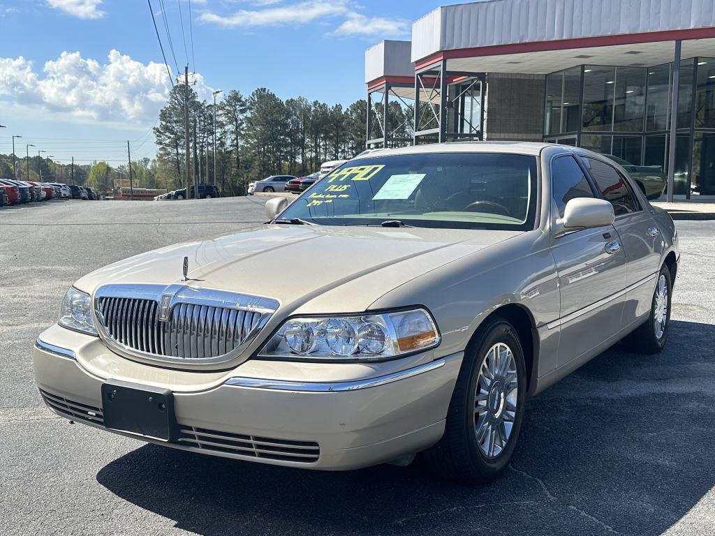 The 2006 Lincoln Town Car Signature Limited photos