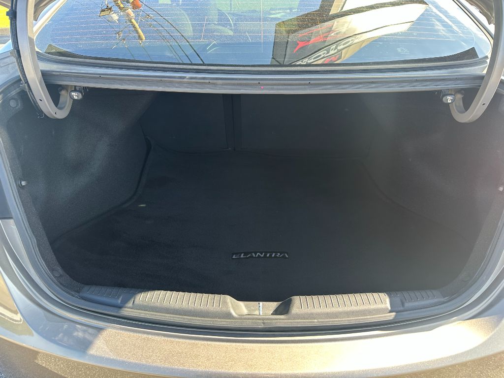 2013 Hyundai Elantra GLS photo