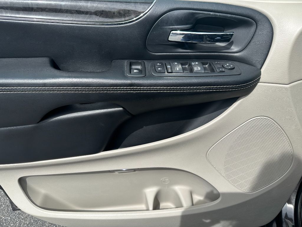 2016 Chrysler Town & Country Touring photo