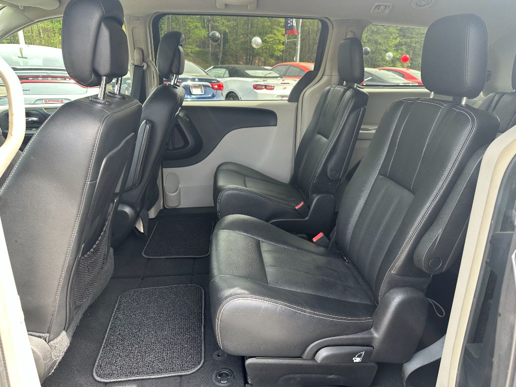2016 Chrysler Town & Country Touring photo