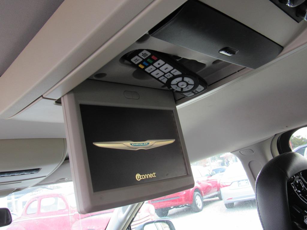 2013 Chrysler Town & Country Touring photo