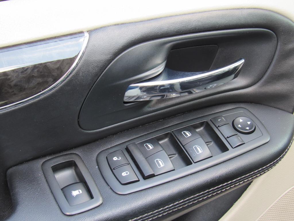 2013 Chrysler Town & Country Touring photo