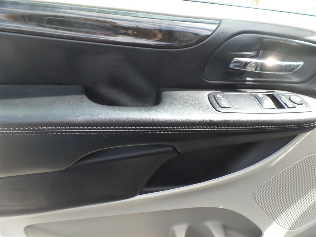 2014 Dodge Grand Caravan SE photo