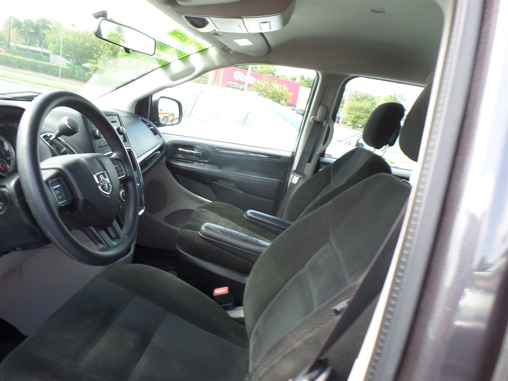 2016 Dodge Grand Caravan - $8,995