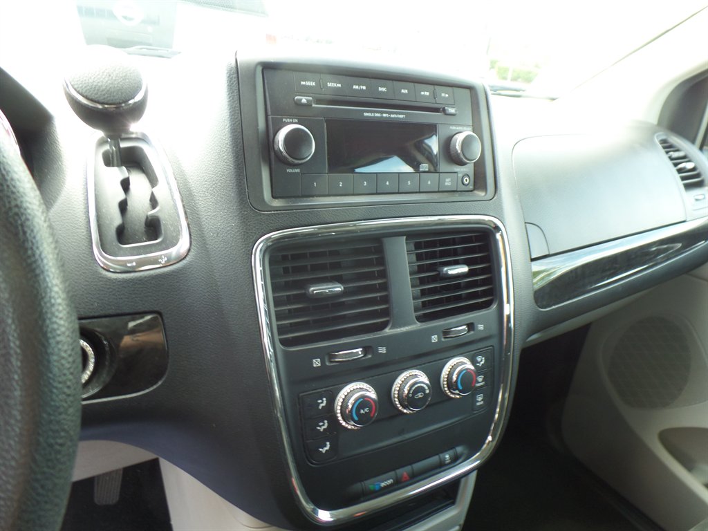 2016 Dodge Grand Caravan - $8,995