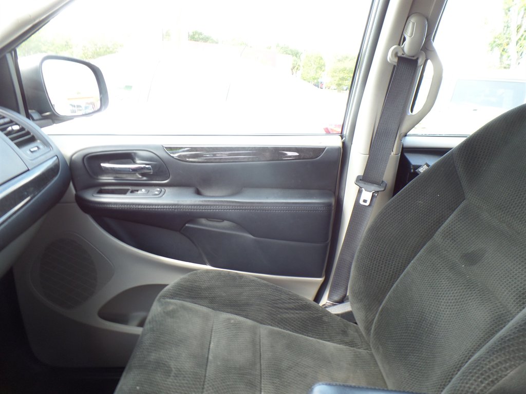 2016 Dodge Grand Caravan - $8,995