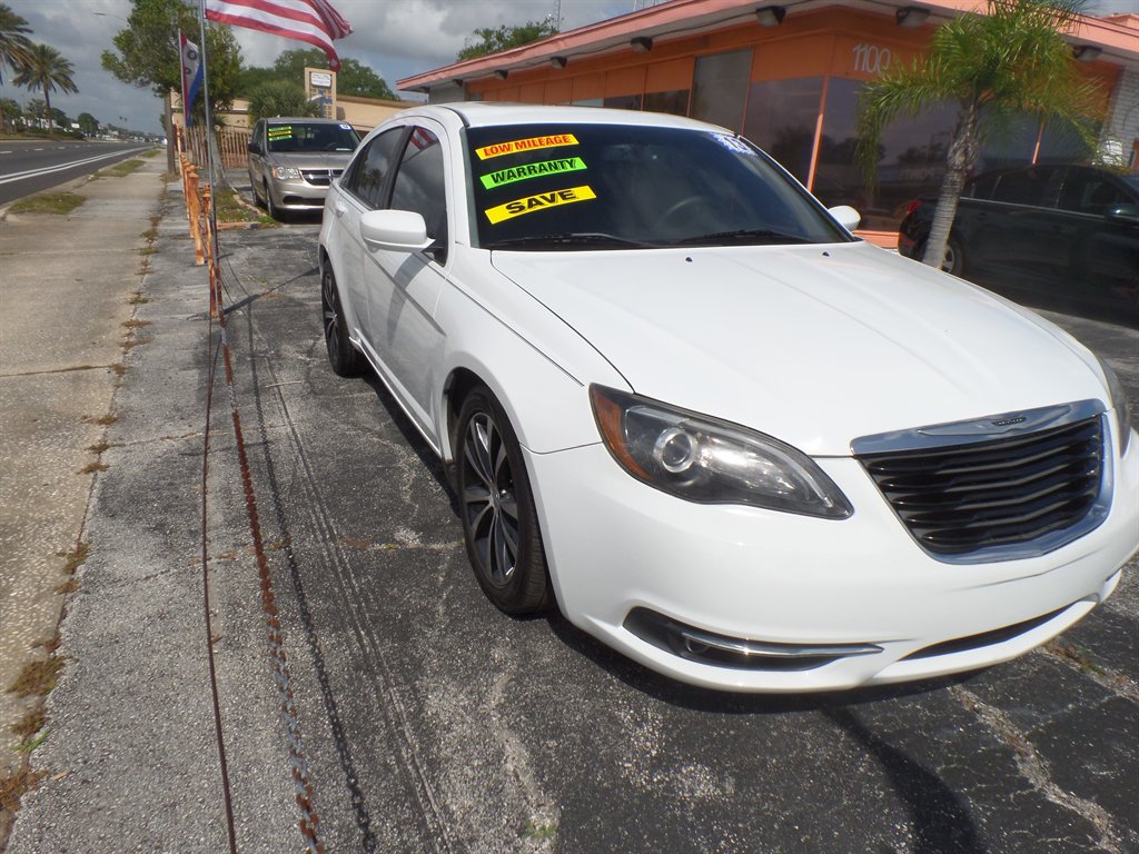 2013 Chrysler 200 - $7,995