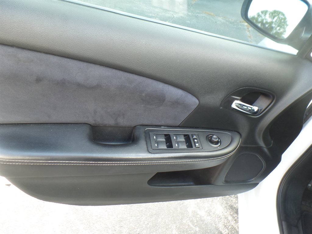 2013 Chrysler 200 - $7,995