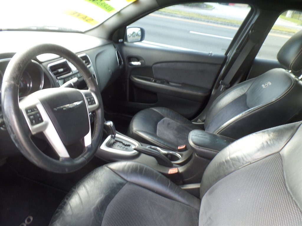 2013 Chrysler 200 - $7,995