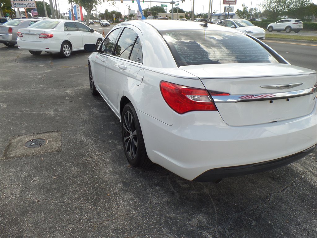 2013 Chrysler 200 - $7,995