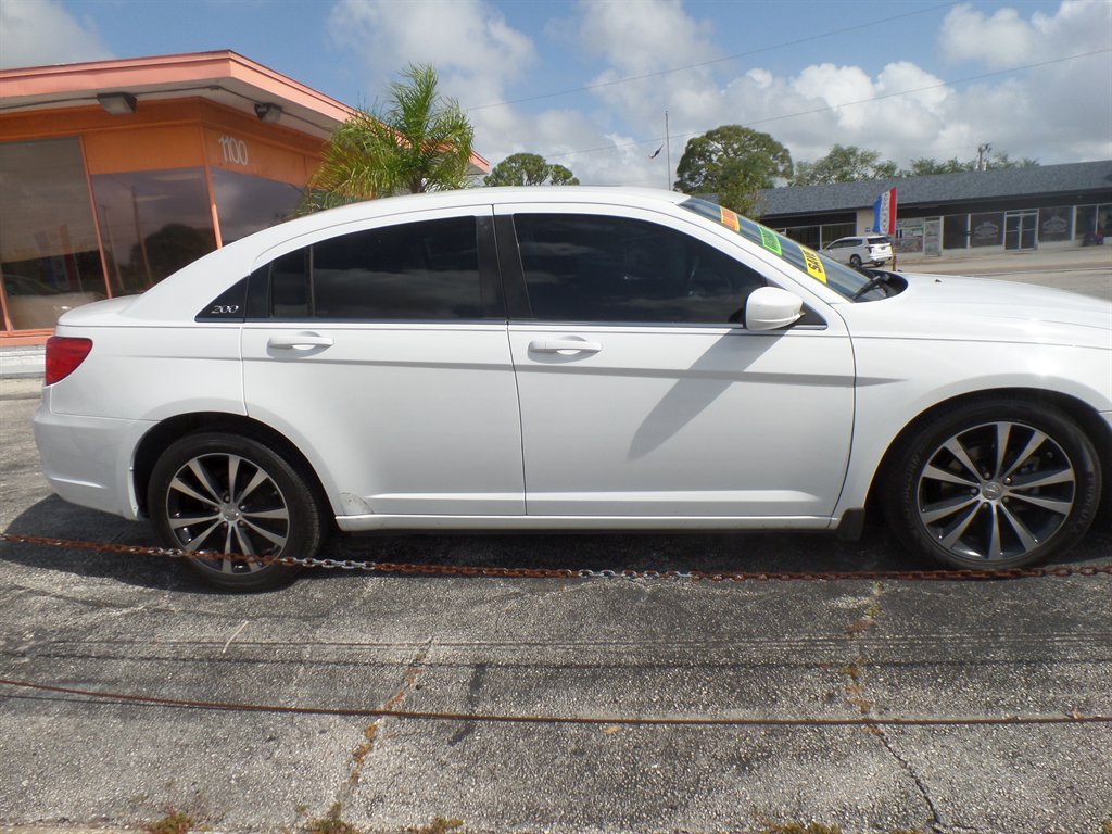 2013 Chrysler 200 - $7,995