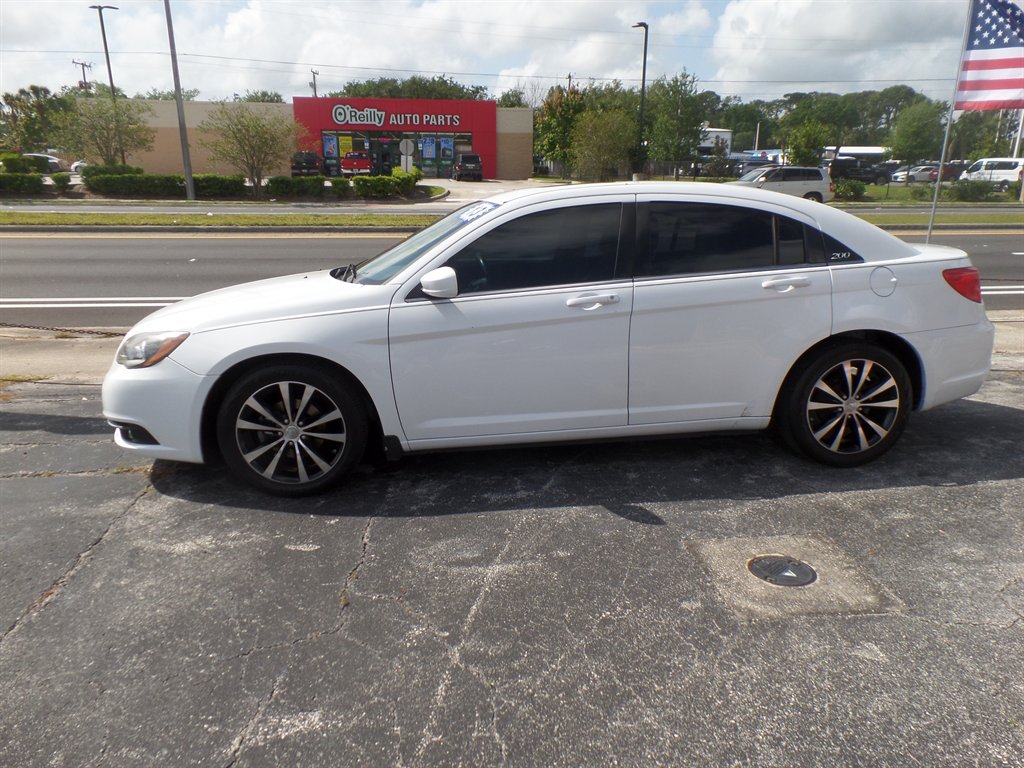 2013 Chrysler 200 - $7,995