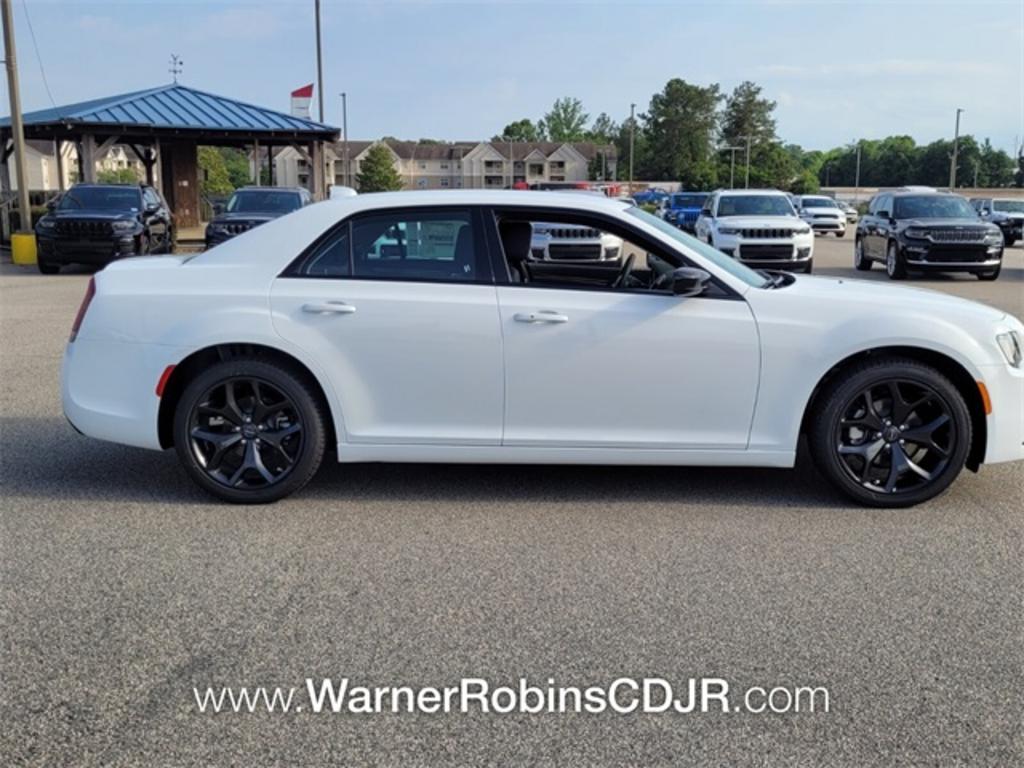 2023 Chrysler 300 - $33,900