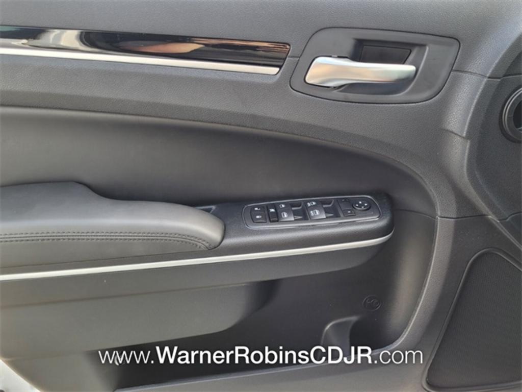 2023 Chrysler 300 - $33,900