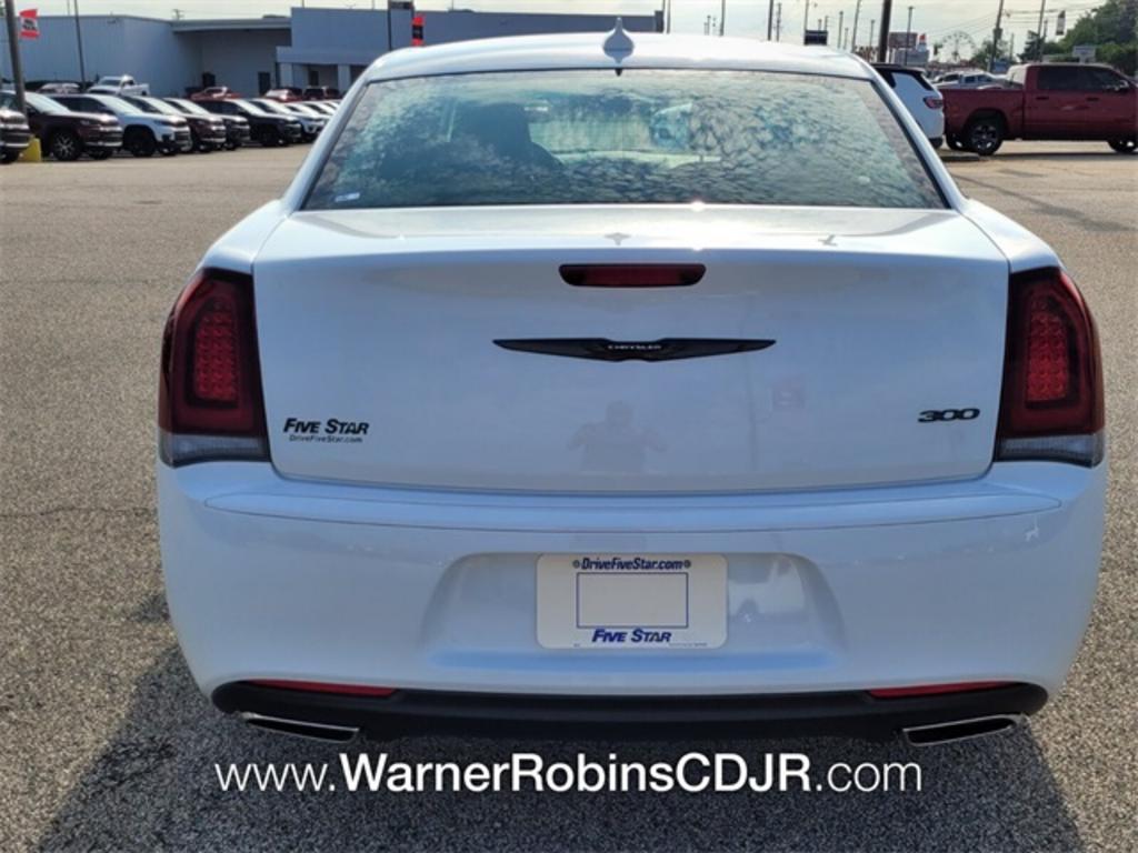 2023 Chrysler 300 - $33,900