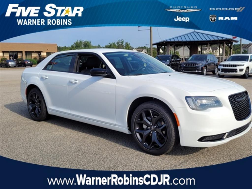 2023 Chrysler 300 Touring photo