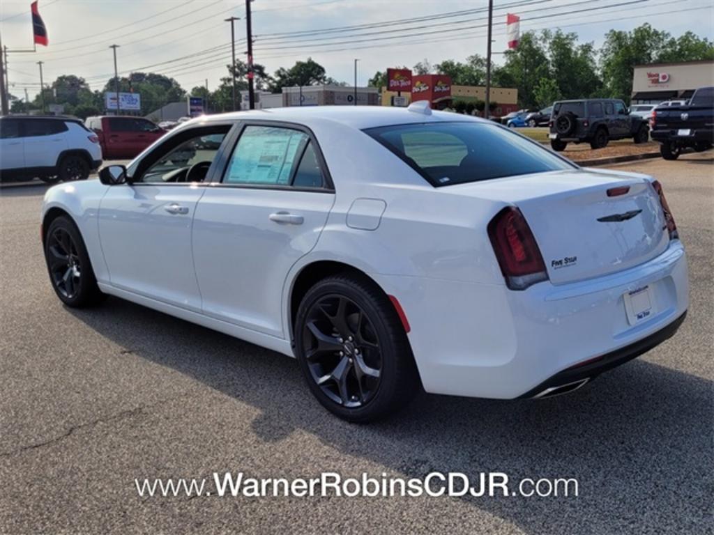 2023 Chrysler 300 - $33,900